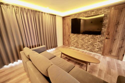 The Lobs Five, Brand New, 4 bedroom, 3 bath, 4 toilet, 8 min to Rusutsu, 7-11, bus at door in คิโมเบตสึ