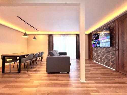 The Lobs Five, Brand New, 4 bedroom, 3 bath, 4 toilet, 8 min to Rusutsu, 7-11, bus at door in คิโมเบตสึ