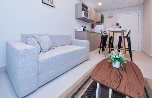 Comfy Apt w Pool & Coworking
