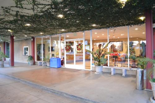 Ontario Airport Inn - image 14