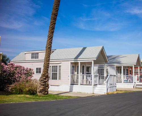Palm Springs Camping Resort Loft Cabin 1 in Palm Desert, USA