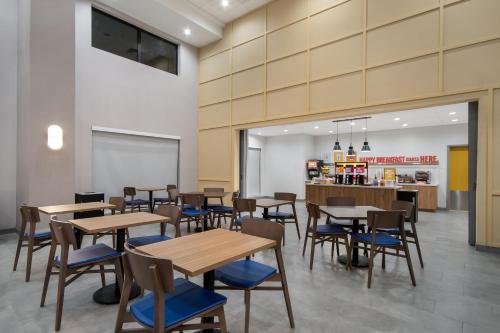 Food and beverages, Hampton Inn & Suites by Hilton Irving DFW Airport North in Dallas (TX)