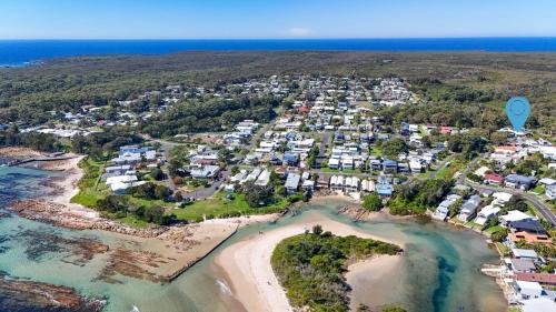 Fishery Road Cottage Pet Friendly 2 Mins Walk to Beach in Currarong