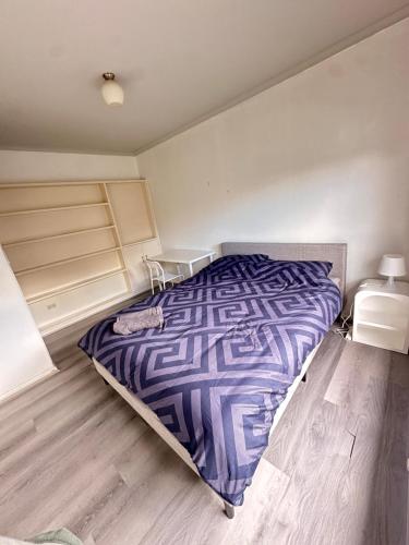 Comfortable Queen Room close to Train Station - BM1 in Campbellfield