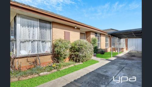 Comfortable Queen Room close to Train Station - BM1 in Campbellfield