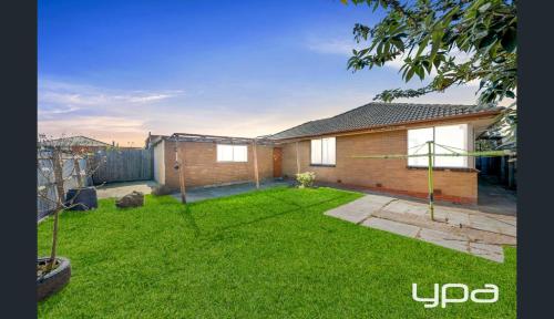 Comfortable Queen Room close to Train Station - BM1 in Campbellfield