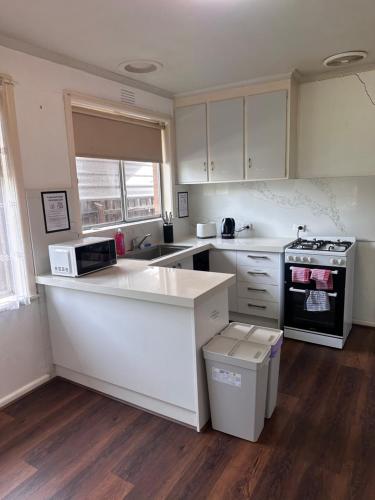 Comfortable Queen Room close to Train Station - BM1 in Campbellfield