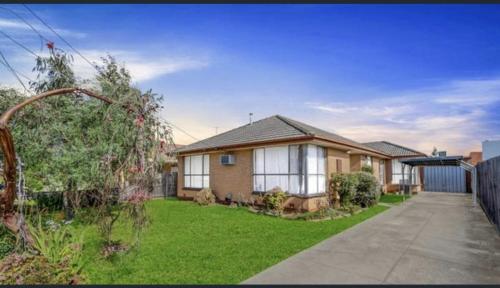Comfortable Queen Room close to Train Station - BM1 in Campbellfield