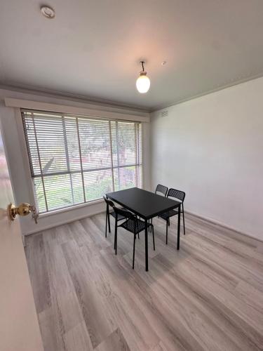 Comfortable Queen Room close to Train Station - BM1 in Campbellfield