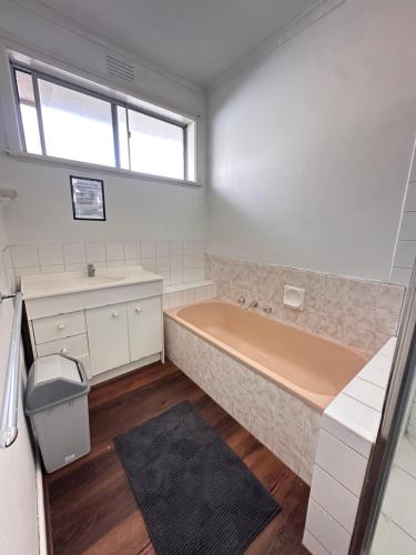 Comfortable Queen Room close to Train Station - BM1 in Campbellfield