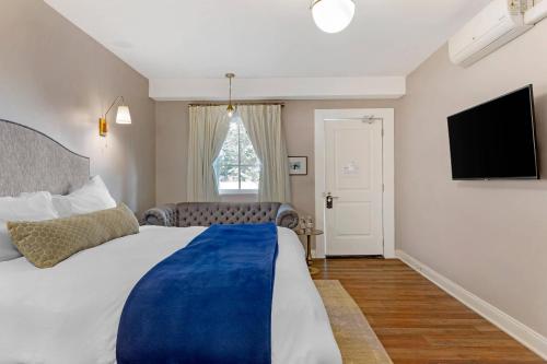 The Colonial Inn in Hillsborough, USA