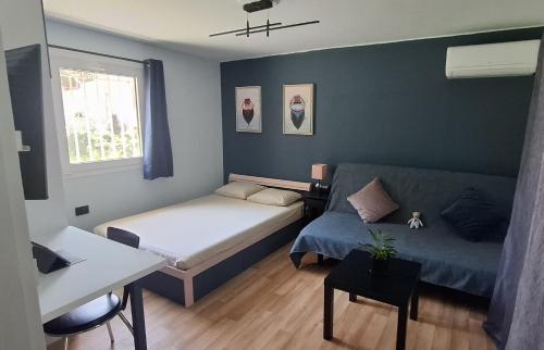 HoneyBee6 - Garden studio close to the port & airport – khách sạn tại Rafina