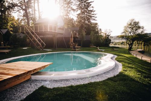 Навколишнє середовище, Luxury glamping Chocolate village in Мазірьє
