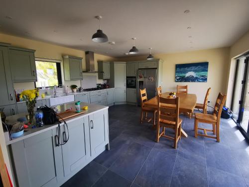 virtuve, Spacious quiet 4 bedroom home with great views in Portsalon