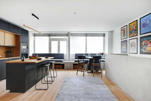 Kitchen, Spacious apartment with 2 rooms in Montmartre