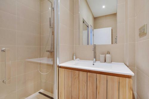 Bathroom, Spacious apartment with 2 rooms in Montmartre