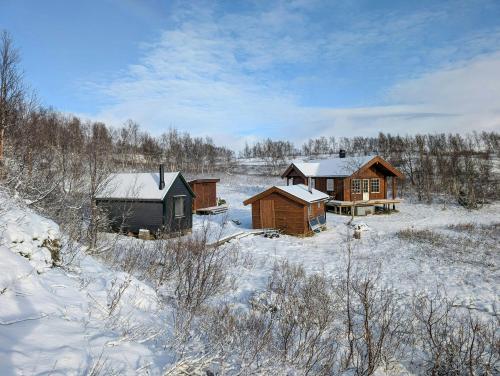 . New Cabin By Lake In Hunting And Fishing Area