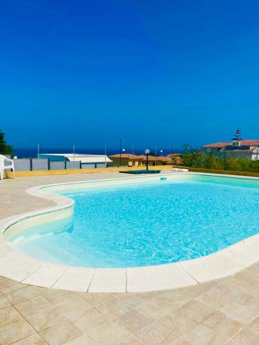 SHARED SWIMMING POOL, House relax Lu Bagnu