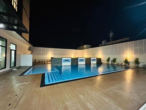Swimming pool, Remas Hotel Hat Yai in Khuan Lang