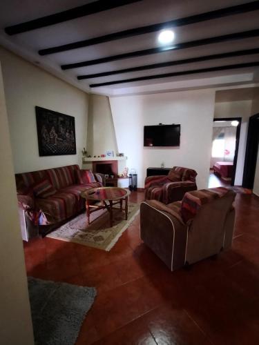 L'Art de Vivre Cosy avec Terrasse et Piscine in Sidi Bouzid