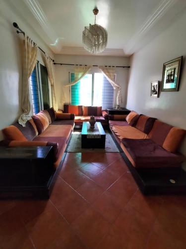 L'Art de Vivre Cosy avec Terrasse et Piscine in Sidi Bouzid
