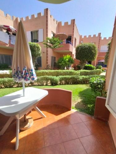 L'Art de Vivre Cosy avec Terrasse et Piscine in Sidi Bouzid