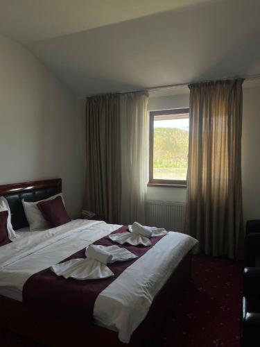 1 double bed, 1 twin bed
