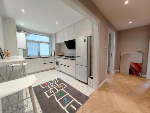 Kitchen, The Bell and Drum Towers Within Sight Hotel in Yu Xiang Gate