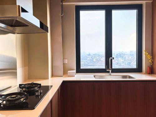 Kitchen, The Bell and Drum Towers Within Sight Hotel in Yu Xiang Gate