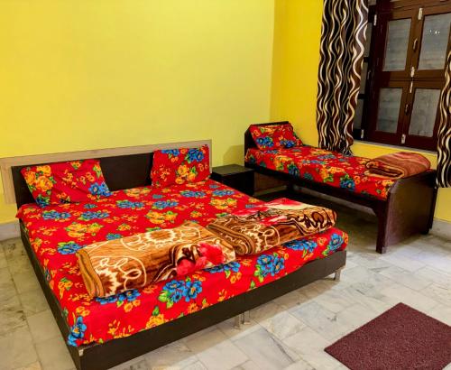DR Prakashand Ashram Near Ram Jhula & Janki Jhula – khách sạn tại Swarg Ashram