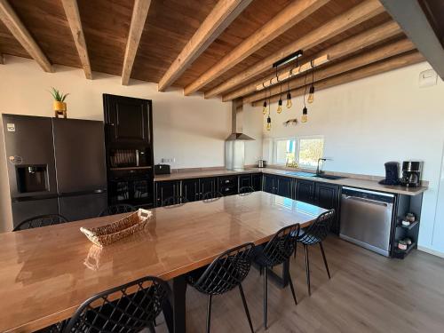 Kitchen, Gite entre bois et etang in Charensat