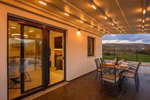Decimum - Private Luxury Villa with Heated Pool & Spa near Split in Osoje
