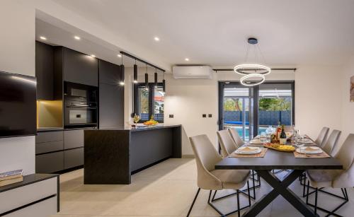 Decimum - Private Luxury Villa with Heated Pool & Spa near Split in Osoje