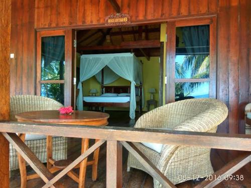 Balkons/terase, Sea World Club Beach Resort & Dive Center, RESORT THAT SUPPORTS THE POOR in Waigete