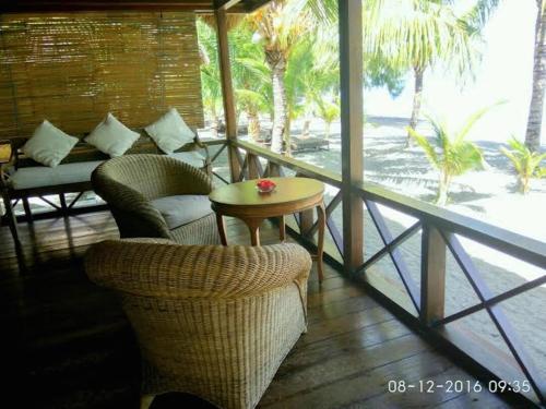 Balkons/terase, Sea World Club Beach Resort & Dive Center, RESORT THAT SUPPORTS THE POOR in Waigete