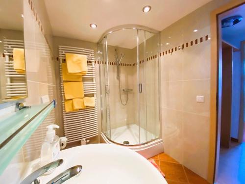 淋浴間, Appartement Bergschaf in 霍爾茨高