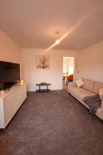 Bright & Spacious 3-Bed Rotherham Home Ideal for Families or Contractors gîte à louer Blackburn