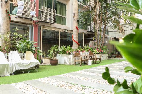 ชบา อินน์ ศรีนครินทร์ (Chaba Inn Srinakarin) near สวนหลวงร.9