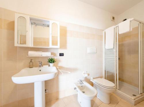 ห้องน้ำ, Central Duplex in Iseo - 2 Bedrooms - Private Parking & WiFi in อิสเซโอ