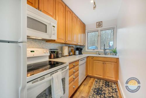 Lake Geneva Condo with Pool Fireplace & Parking - image 10