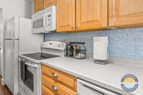 Lake Geneva Condo with Pool Fireplace & Parking - image 4