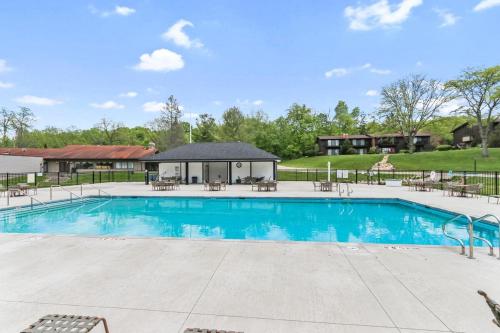 Lake Geneva Condo with Pool Fireplace & Parking - image 12