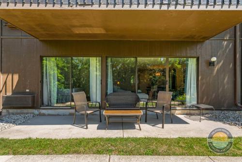 Lake Geneva Condo with Pool Fireplace & Parking - main image