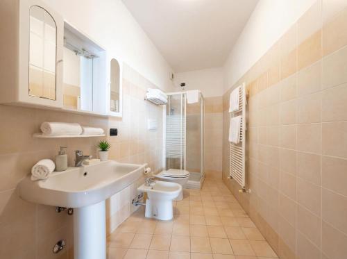 ห้องน้ำ, Central Duplex in Iseo - 2 Bedrooms - Private Parking & WiFi in อิสเซโอ