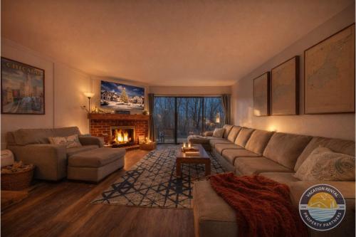 Lake Geneva Condo with Pool Fireplace & Parking - image 7