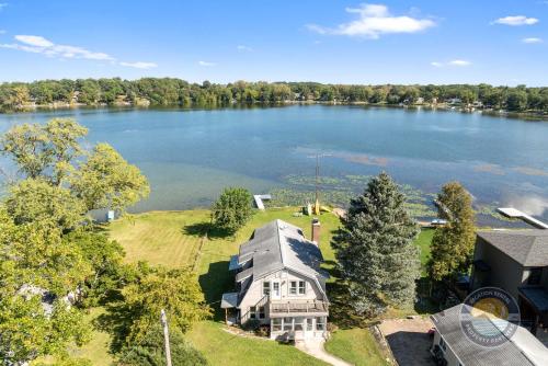 Lakefront Retreat with Hot Tub in 安提阿