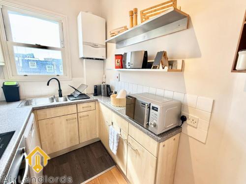 Exclusive 2 Bedroom Flat near Kensington Olympia - image 10