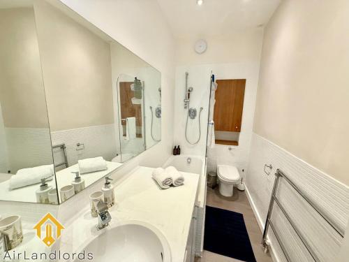 Exclusive 2 Bedroom Flat near Kensington Olympia - image 8