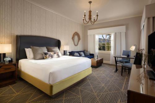 1 king bed, 1 sofa bed