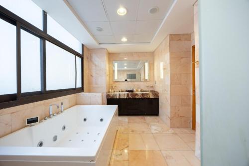 4BR Villa in Al-Fujairah with Beach Access in Dibba Al Fujairah